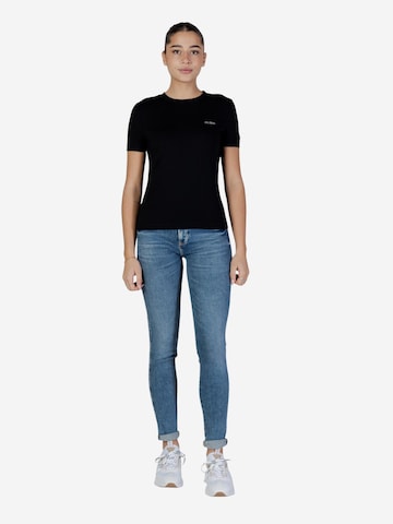 Top 'TRACEY CN SS T-SHIRT V6RI07 J1314' di GUESS in nero