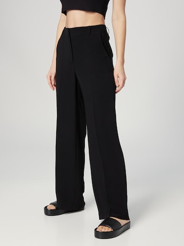 A LOT LESS רגל רחבה מכנסיים מחויטים 'Daliah' בשחור: מלפנים