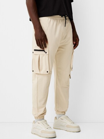 Bershka Tapered Cargobyxa i beige: framsida