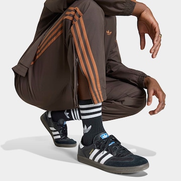 ADIDAS ORIGINALS Tapered Παντελόνι 'Firebird' σε καφέ