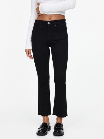 Pull&Bear Flared Jeans in Zwart: voorkant