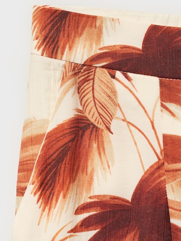 Wide leg Pantaloni cutați de la MANGO pe alb