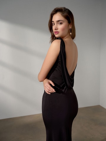 Next Вечерна рокля в черно