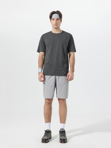 YOUTHUP Performance Shirt 'Feuchttrans' in Grey: front