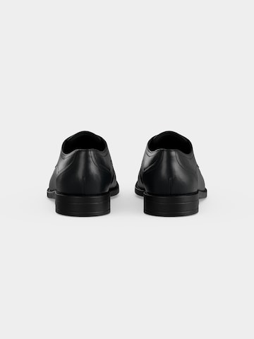 Scarpa stringata 'Tayil' di BOSS in nero