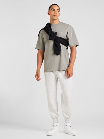 Abercrombie & Fitch Tapered Housut 'ESSENTIAL' värissä harmaa