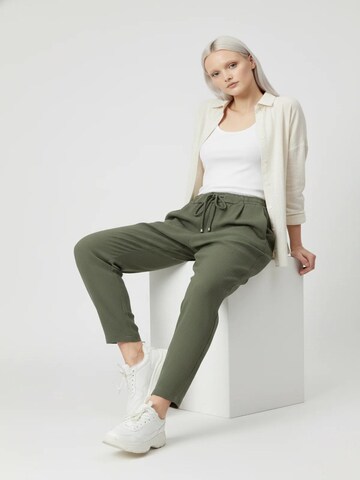 No Matter What Tapered Pleat-front trousers in Green