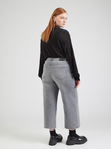 ONLY Carmakoma - Pierna ancha Vaquero 'CARADISON' en gris