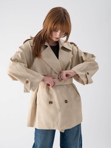 MND Välikausitakki 'British Trench' värissä beige