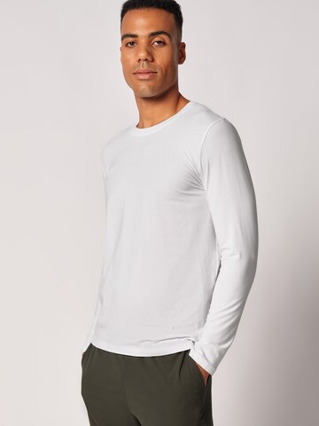 Skiny Shirt in White: front