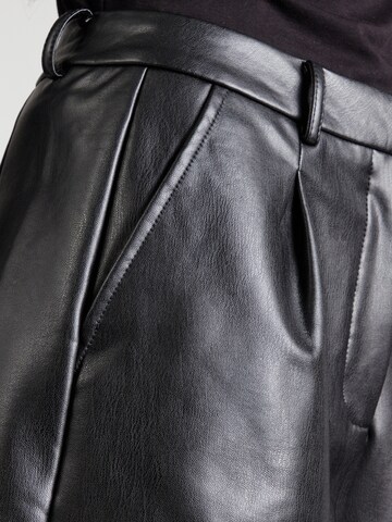 regular Pantaloni con pieghe 'ONLPenny' di ONLY in nero