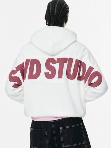 Pull&Bear Sweatshirt 'STWD' i hvid: forside