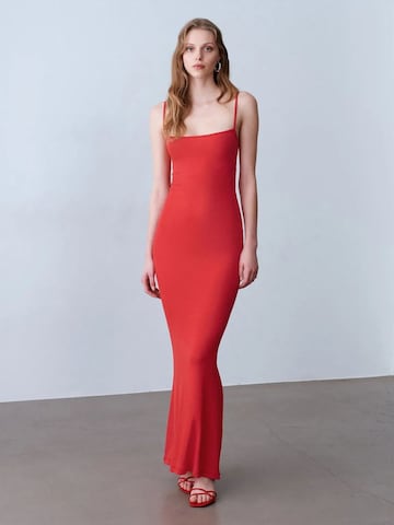 Dilvin Jurk in Rood: voorkant