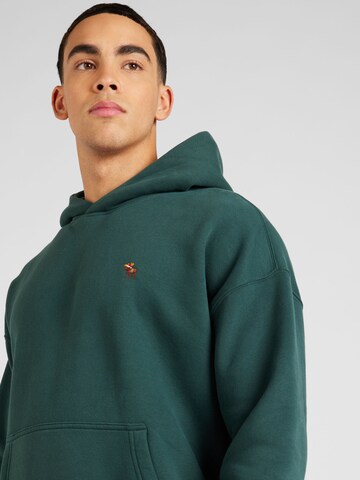 Abercrombie & FitchSweater majica 'FESTIVE' - zelena boja