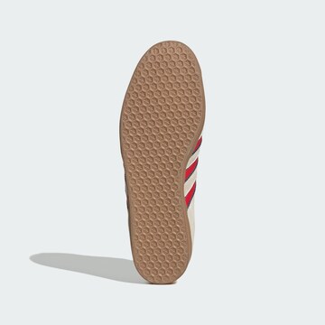 Baskets basses 'Gazelle Manchester United Terrace Icons' ADIDAS ORIGINALS en blanc