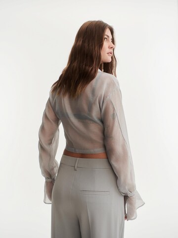 ABOUT YOU x Laura Giurcanu Bluse in Grau