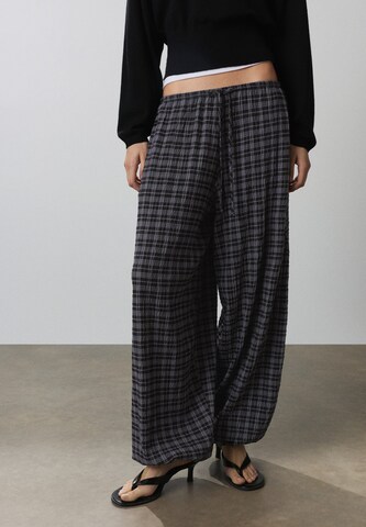 Tapered Pantaloni di Pull&Bear in nero: frontale