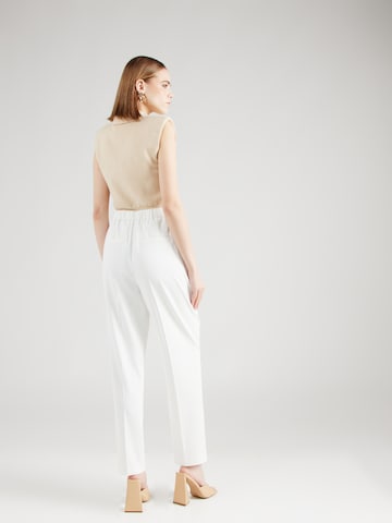 Regular Pantalon à plis COMMA en blanc