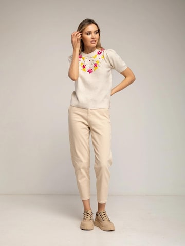 Tantra Sweater 'Jersey de manga corta con flores bordadas y frunce en el hombro (BEIGE)' in Beige
