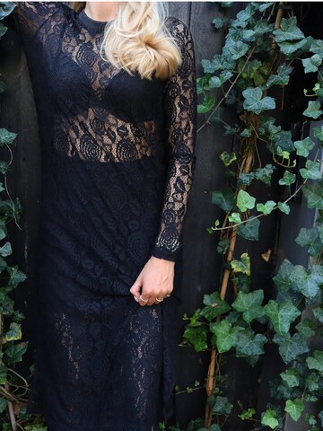 Liberte Essentiel Mekko ' LACY ' värissä musta