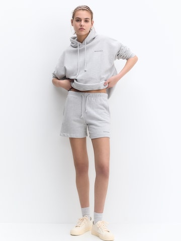 Pull&Bear Regular Shorts in Grau