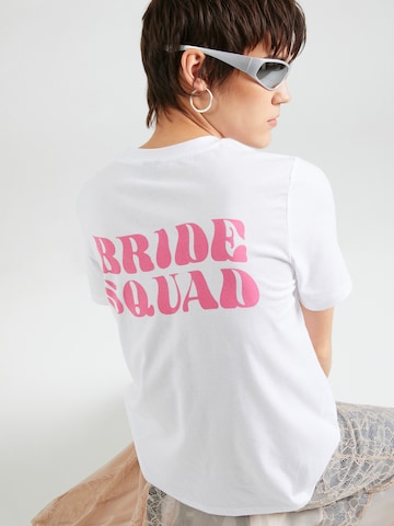PIECES Μπλουζάκι 'BRIDE' σε λευκό: μπροστά