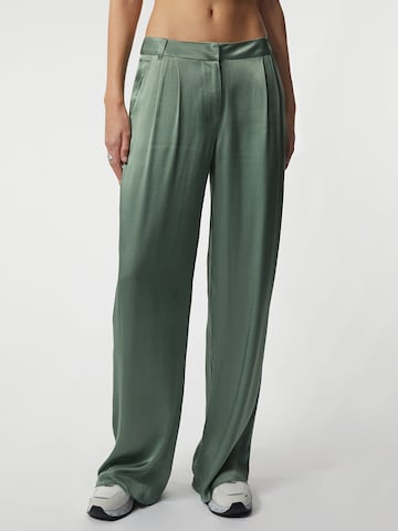 Young Poets Society Pleat-Front Pants 'Matilda' in Green: front