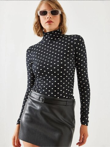 Maglietta di Bianco Lucci in nero: frontale