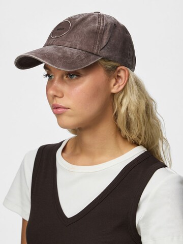 PIECES Cap in Brown