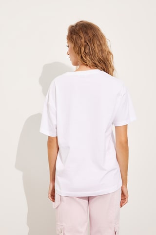 Maglietta di Envii in bianco