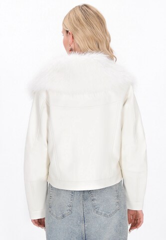 Veste d’hiver 'Fashion Look' IZIA en blanc
