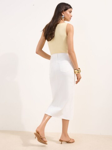 Gonna di Friends Like These in bianco