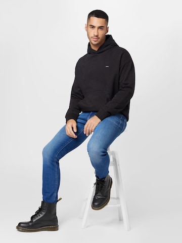 Calvin Klein كنزة رياضية بلون أسود