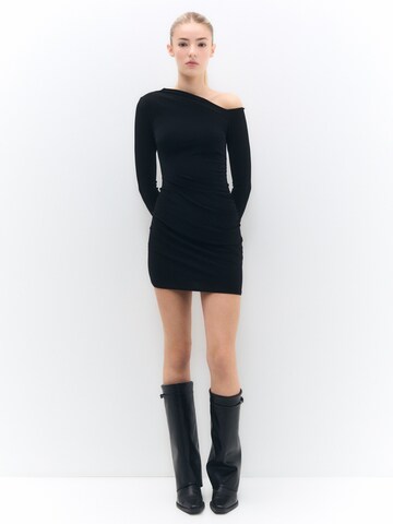 Rochie de la Pull&Bear pe negru
