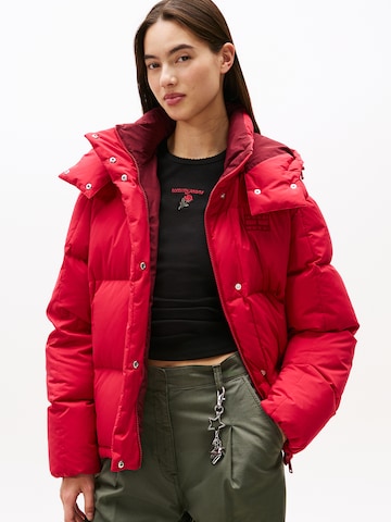 Geacă de iarnă 'ALASKA' de la Tommy Jeans pe roșu: față