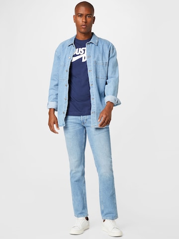 Coupe regular T-Shirt 'Swoosh' Nike Sportswear en bleu