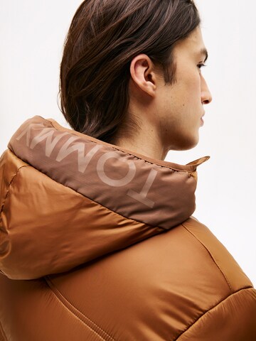 Tommy Jeans - Chaqueta de entretiempo en marrón