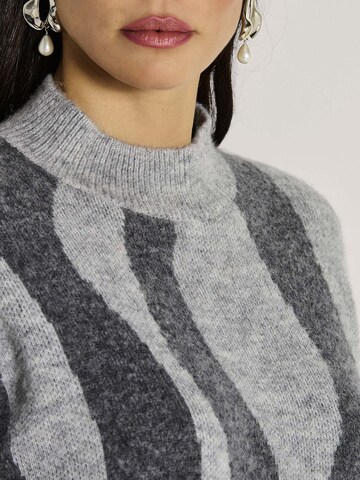 MADELEINE Pullover in Grau