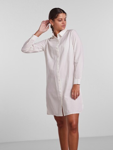 Robe-chemise 'Jayla' PIECES en blanc : devant