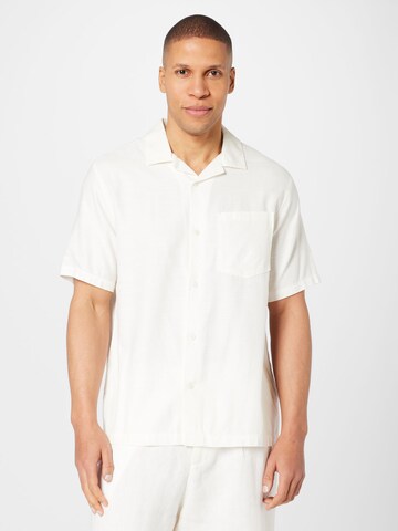 Coupe regular Chemise WEEKDAY en blanc : devant