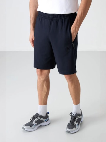 Tommy Life Regular Pants in Blue: front