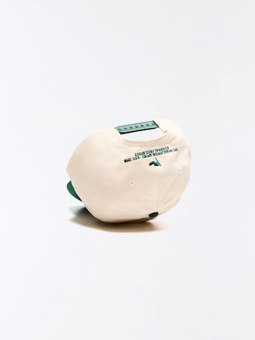 Șapcă de la Bershka pe bej