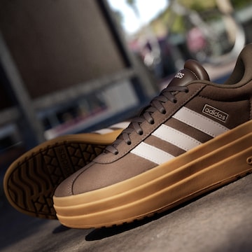 ADIDAS SPORTSWEAR Σνίκερ χαμηλό 'VL Court Bold' σε καφέ