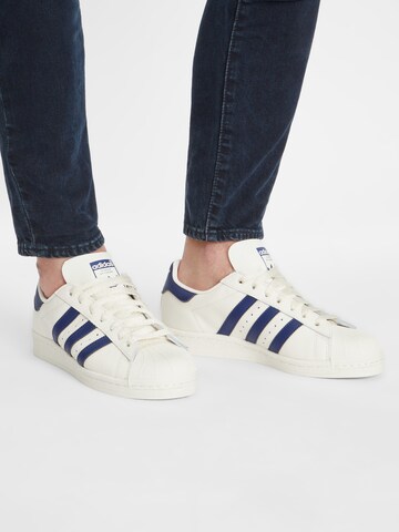 Baskets basses 'Superstar' ADIDAS ORIGINALS en blanc : devant