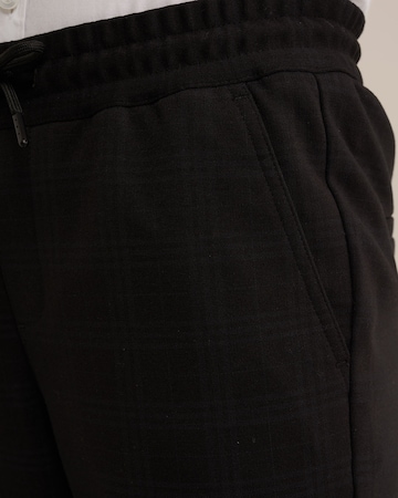 WE Fashion Regular Trousers in Black
