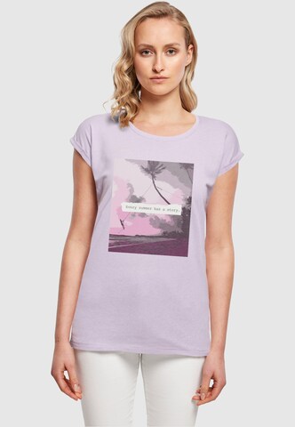 Merchcode T-Shirt 'Summer - Every summer has a story' in Lila: predná strana