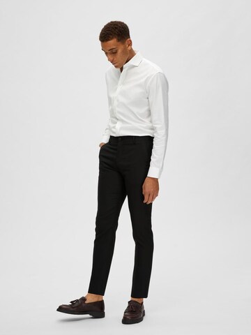 Slimfit Pantaloni con piega frontale di SELECTED HOMME in nero