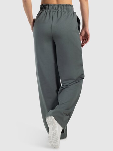 Smilodox Loose fit Trousers ' Kanya ' in Green