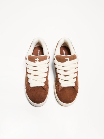 Sneaker low de la Bershka pe maro