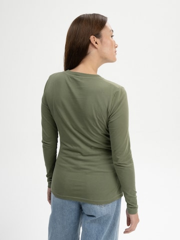 Tricou 'Dhivya' de la MELA pe verde